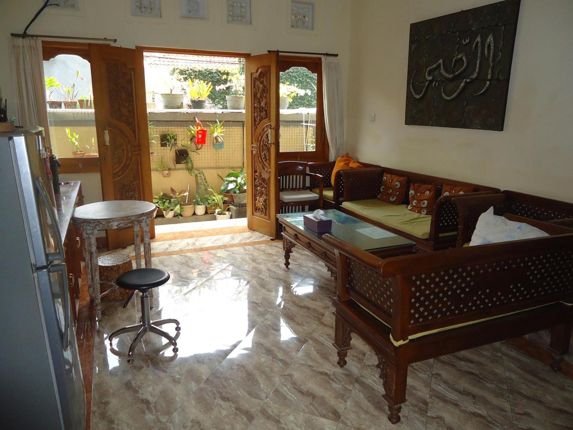 The Reinhold Guesthouse Bali Kerobokan  Exterior photo
